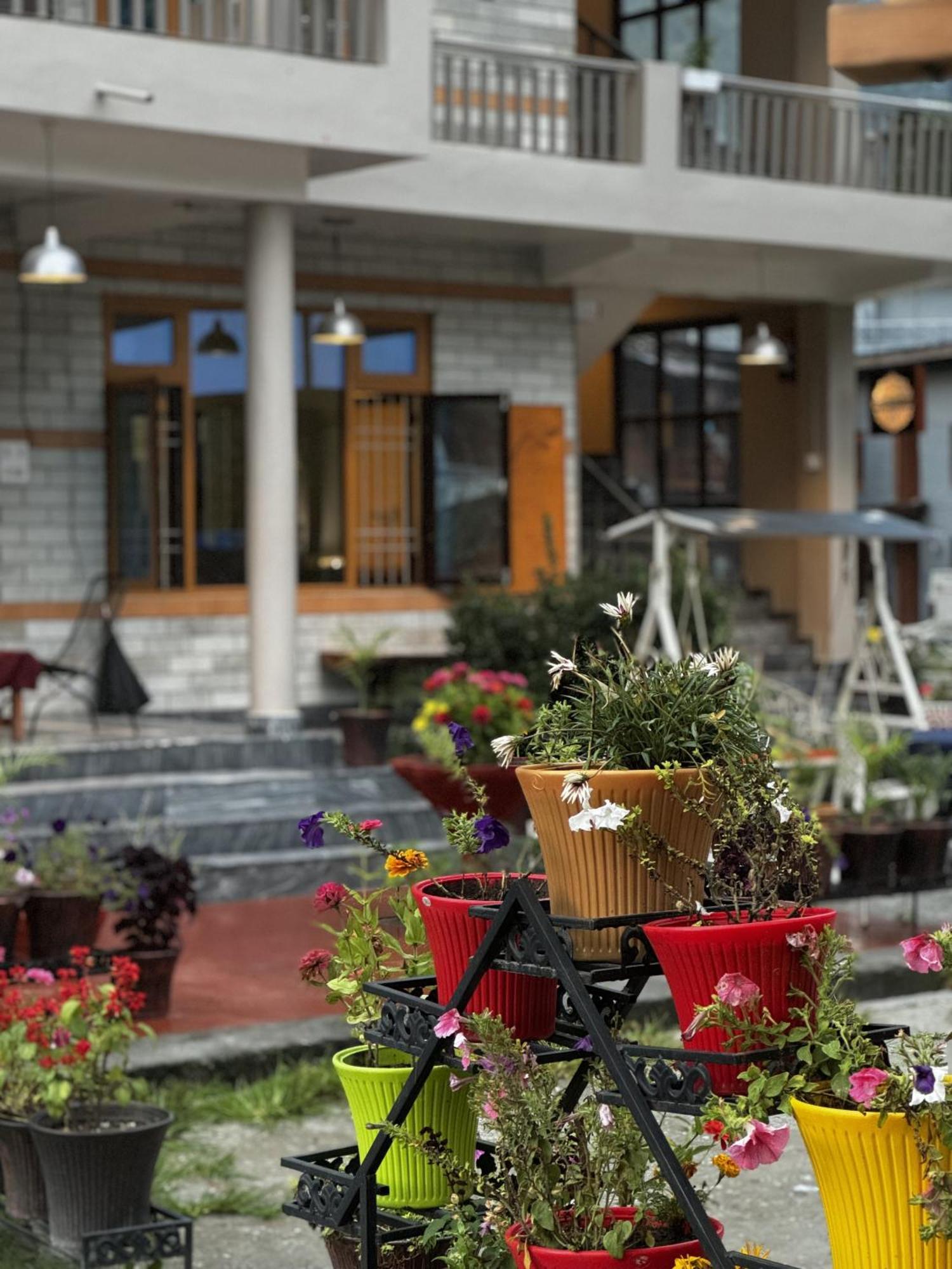Hotel The Royal Orchard Kasol Exterior foto