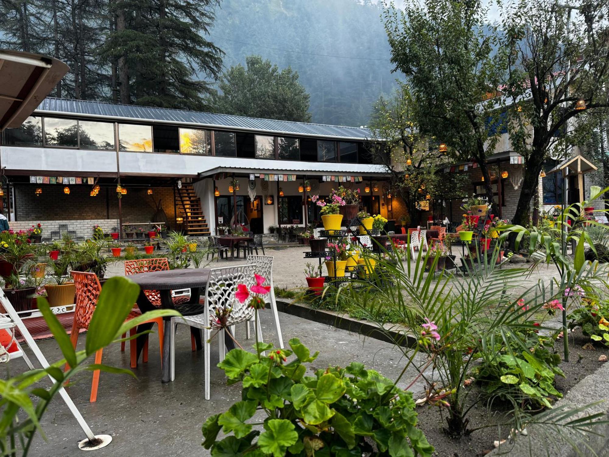 Hotel The Royal Orchard Kasol Exterior foto